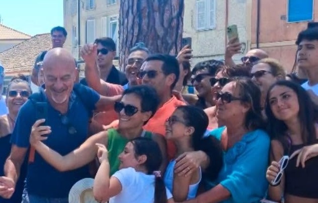 Bentornati al Sud, Castellabate torna set cinematografico: Bagno di folla per Bisio, Siani ed Esposito