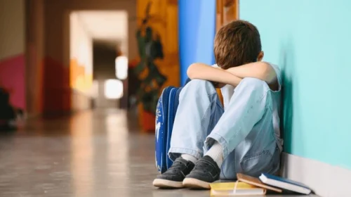 MIO FIGLIO A SCUOLA VIENE COSTANTEMENTE INFASTIDITO: MA ESISTE IL REATO DI BULLISMO?