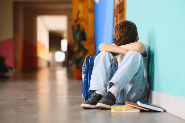 MIO FIGLIO A SCUOLA VIENE COSTANTEMENTE INFASTIDITO: MA ESISTE IL REATO DI BULLISMO?