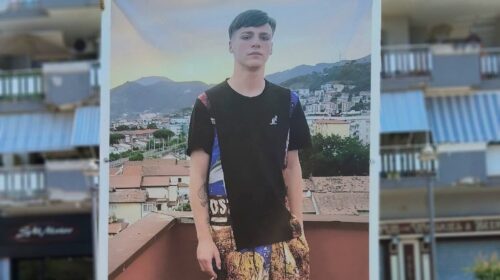 Salerno, l’immagine di Matteo Petti issata in piazza  Gloriosi