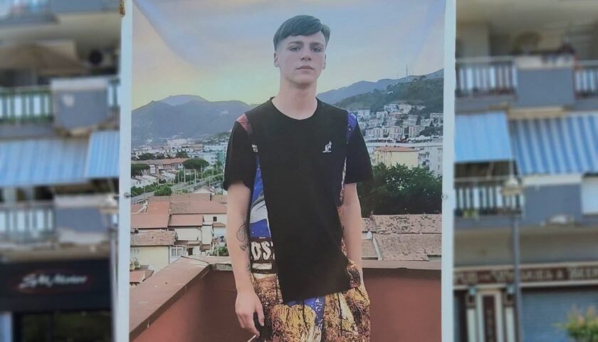 Salerno, l’immagine di Matteo Petti issata in piazza  Gloriosi