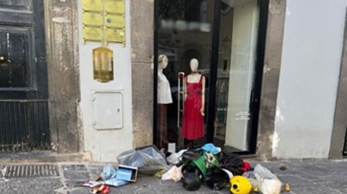 Rifiuti, ladri di metalli nell’indifferenziato a Salerno: scempio in piazza Portanova