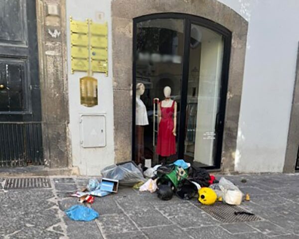 Rifiuti, ladri di metalli nell’indifferenziato a Salerno: scempio in piazza Portanova