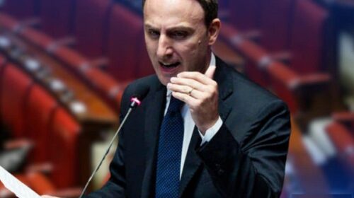 Piero De Luca (Pd) attacca il Governo Meloni; Italia isolata, assente negli incontri che contano