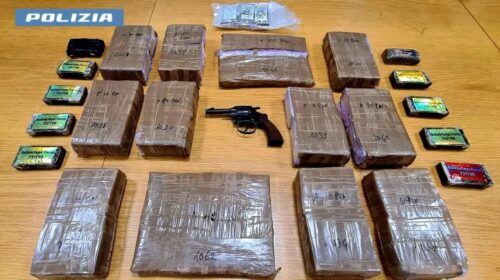 Hashish nascosto tra le merendine: arrestata una donna, maxi sequestro di droga a Scafati Hashish nascosto tra le merendine: arrestata una donna, maxi sequestro di droga a Scafati