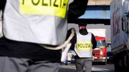 Dimenticano la figlia di 10 anni in autogrill, paura per una coppia Dimenticano la figlia di 10 anni in autogrill, paura per una coppia