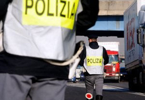 Dimenticano la figlia di 10 anni in autogrill, paura per una coppia
