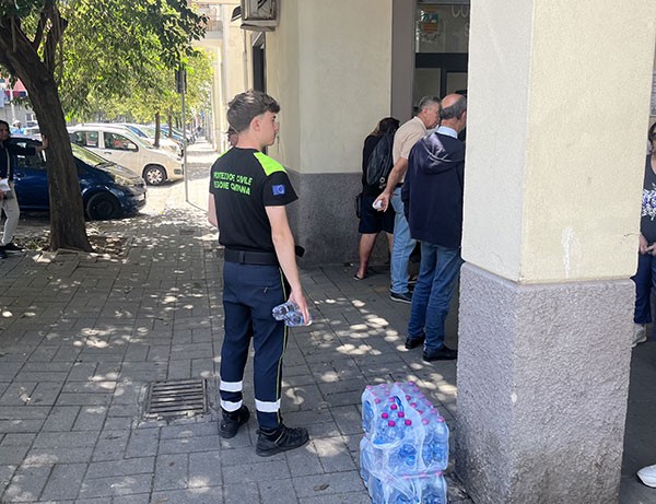 Pastena in fila presso l’Ufficio Anagrafe: distribuita acqua dai volontari