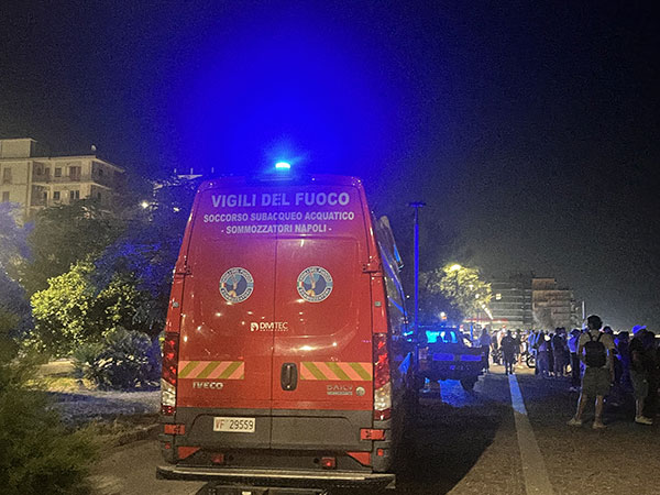 Salerno, uomo morto in mare nei pressi di lungomare Colombo: si indaga