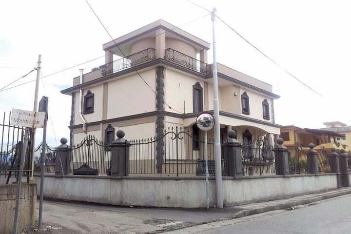 Scafati, in tre tentano di introdursi a casa del sindaco: è allarme