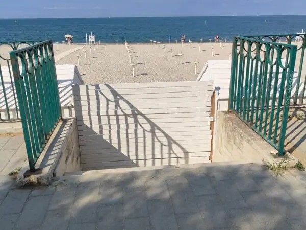 Salerno, a Mercatello interdetta la scalinata di accesso alla spiaggia libera