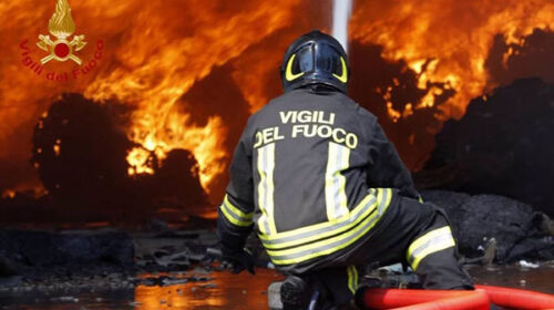 Sarno, vasto incendio nell’area industriale