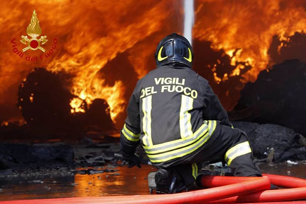 Sarno, vasto incendio nell’area industriale