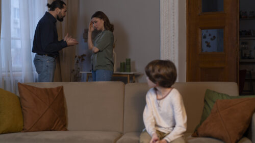 MIO FIGLIO MINORE SI RIFIUTA DI VEDERMI, MA È LA MADRE CHE LO CONDIZIONA: COSA POSSO FARE?