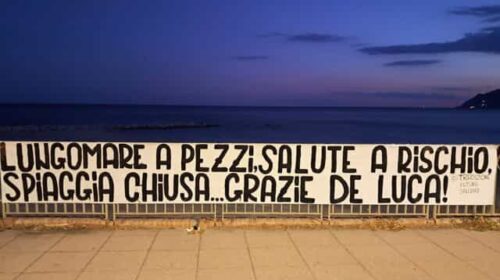 Protesta Universo Beach, De Luca: striscione di protesta, devono rispondere i responsabili
