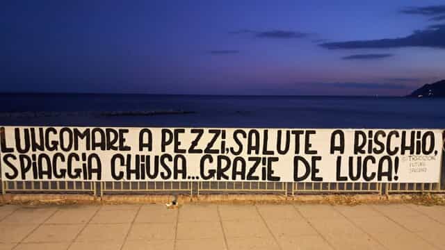 Protesta Universo Beach, De Luca: striscione di protesta, devono rispondere i responsabili