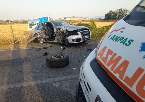 Schianto sulla Statale 18 a Eboli, furgone si ribalta: conducente auto finisce in ospedale