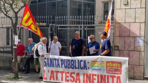 Liste d’attesa e case di comunità: presidio davanti all’Asl Salerno Liste d’attesa e case di comunità: presidio davanti all’Asl Salerno
