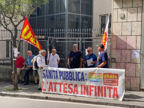 Liste d’attesa e case di comunità: presidio davanti all’Asl Salerno