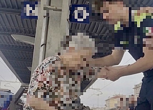 Malore in stazione a Salerno: anziana soccorsa da un volontario della Protezione Civile