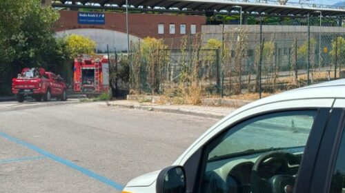 Salerno, sterpaglie in fiamme nei pressi stazione metro Arechi Salerno, sterpaglie in fiamme nei pressi stazione metro Arechi