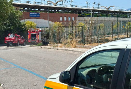 Salerno, sterpaglie in fiamme nei pressi stazione metro Arechi