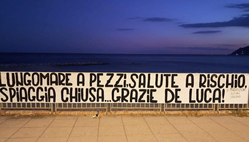 Spiaggia di Universo Beach chiusa: striscione di protesta di Tradizione Futuro Salerno