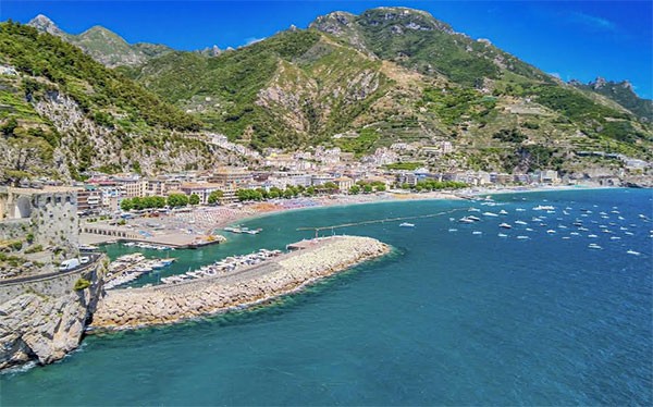 Maiori, il porto riapre ai traghetti oltre i 27 metri: operativo il nuovo ormeggio