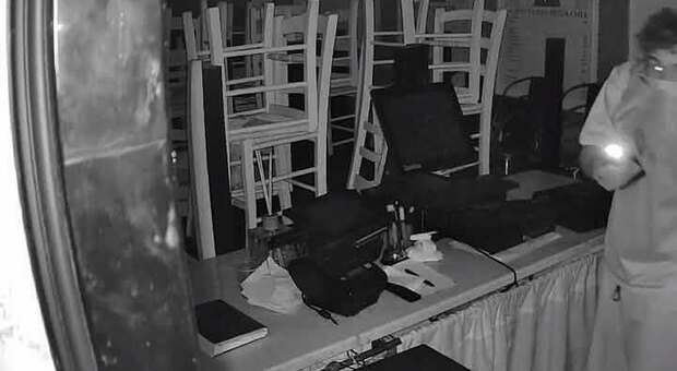 Furto notturno in pizzeria a Nocera Inferiore, il proprietario diffonde le immagini del ladro