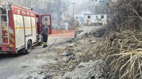 Incendio a Sarno, brucia ancora l’ex cava Incendio a Sarno, brucia ancora l’ex cava