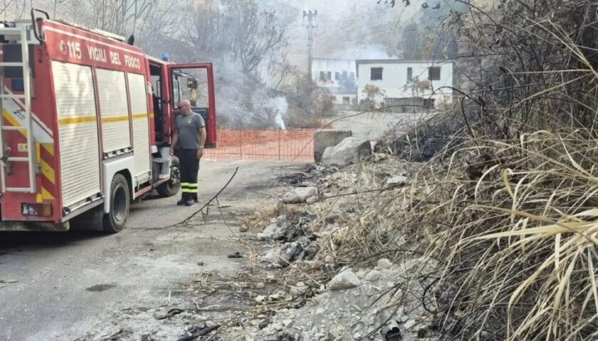 Incendio a Sarno, brucia ancora l’ex cava