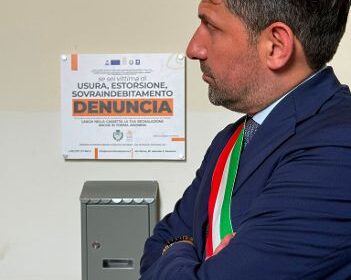 UNA CASSETTA POSTALE PER LE VITTIME DI USURA ED STORSIONE: LA LEGALITÁ HA UN NUOVO AVAMPOSTO AL COMUNE DI MERCATO SAN SEVERINO UNA CASSETTA POSTALE PER LE VITTIME DI USURA ED STORSIONE: LA LEGALITÁ HA UN NUOVO AVAMPOSTO AL COMUNE DI MERCATO SAN SEVERINO