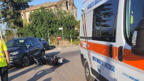 Incidente tra auto e scooter a Pontecagnano, centauro finisce in ospedale