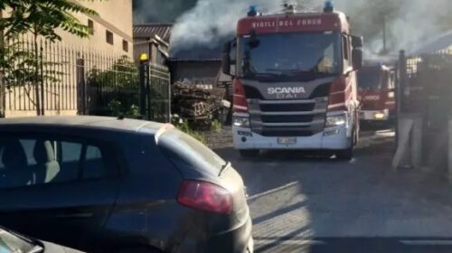 Fiamme nella notte a Nocera Inferiore: a fuoco un deposito in via Villanova, colpita anche un’azienda vicina Fiamme nella notte a Nocera Inferiore: a fuoco un deposito in via Villanova, colpita anche un’azienda vicina