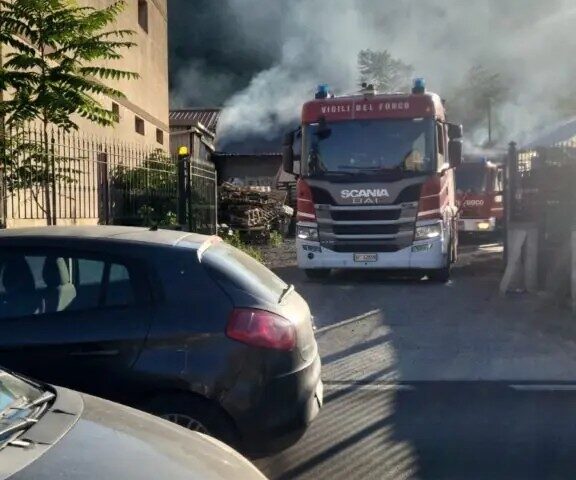 Fiamme nella notte a Nocera Inferiore: a fuoco un deposito in via Villanova, colpita anche un’azienda vicina