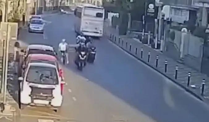 Ciclista spinto in strada per un like, nei guai 17enne di Angri