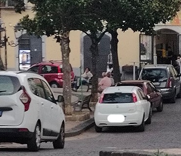 Pellezzano, perde il controllo dell’auto e centra due vetture in sosta
