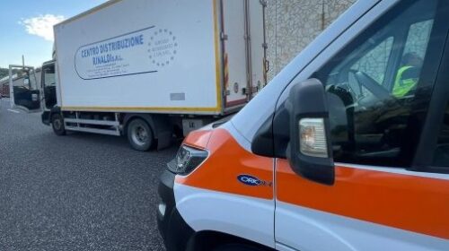 Paura sull’A2 tra Sicignano e Campagna, camionista accusa un malore: salvato dai sanitari Paura sull’A2 tra Sicignano e Campagna, camionista accusa un malore: salvato dai sanitari