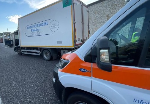 Paura sull’A2 tra Sicignano e Campagna, camionista accusa un malore: salvato dai sanitari