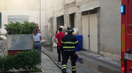 Salerno, incendio davanti al supermercato in via La Francesca Salerno, incendio davanti al supermercato in via La Francesca