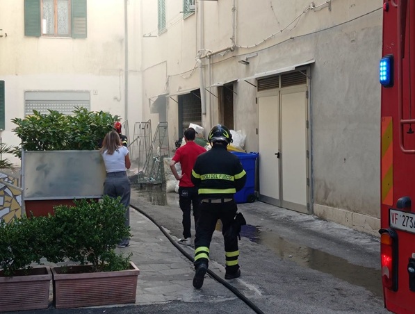 Salerno, incendio davanti al supermercato in via La Francesca