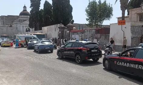 Spara alla moglie al cimitero e la uccide Spara alla moglie al cimitero e la uccide