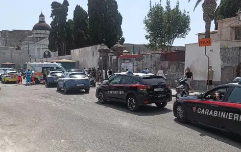 Spara alla moglie al cimitero e la uccide