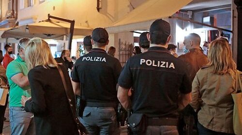 Salerno, stretta sulla movida: via i gioielli al venditore abusivo, denunciato chi sparava fuochi d’artificio Salerno, stretta sulla movida: via i gioielli al venditore abusivo, denunciato chi sparava fuochi d’artificio