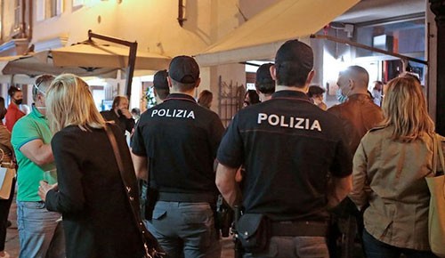 Salerno, stretta sulla movida: via i gioielli al venditore abusivo, denunciato chi sparava fuochi d’artificio