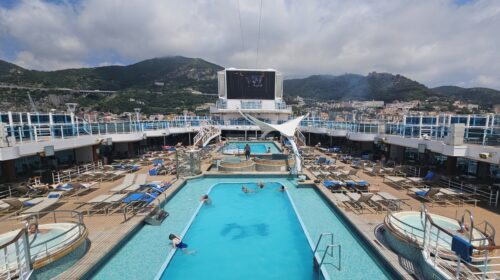Piscina della Enchanted Princess durante lo scalo nel porto di Salerno