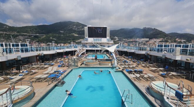Piscina della Enchanted Princess durante lo scalo nel porto di Salerno