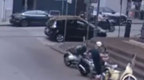 Salerno, individuato e denunciato il presunto autore dei calci ad alcuni scooter in piazza San Francesco Salerno, individuato e denunciato il presunto autore dei calci ad alcuni scooter in piazza San Francesco