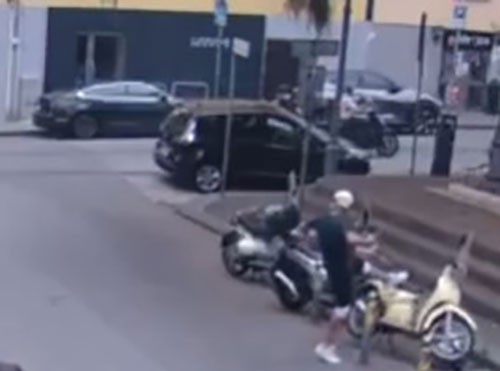 Salerno, individuato e denunciato il presunto autore dei calci ad alcuni scooter in piazza San Francesco