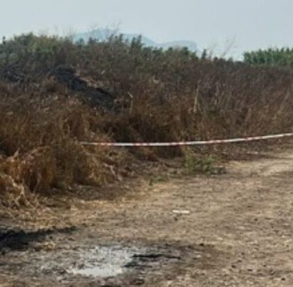 Eboli, rinvenuto cadavere: ucciso a colpi di pistola e poi carbonizzato a Bivio Cioffi